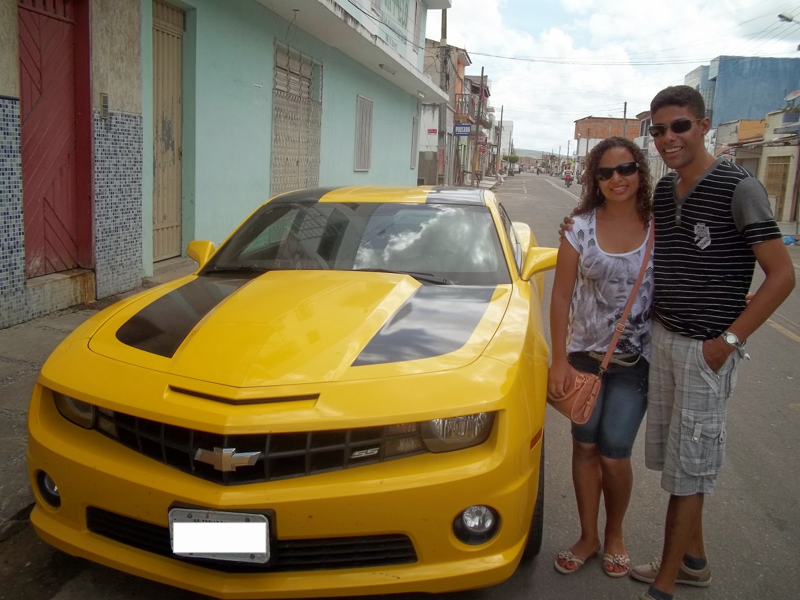 Tirando onda com o Camaro amarelo