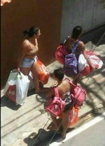 Jovens capixabas saqueando o comércio, na ausência da polícia. Jovens capixabas saqueando o comércio, na ausência da polícia.