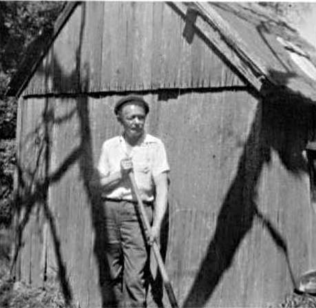 ashton smith, idoso, praticando jardinagem.